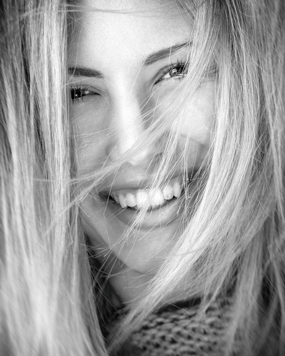 Portrait Fotografie Marchtrenk Linz Wels natürlich Lachen Schwarz Weiß